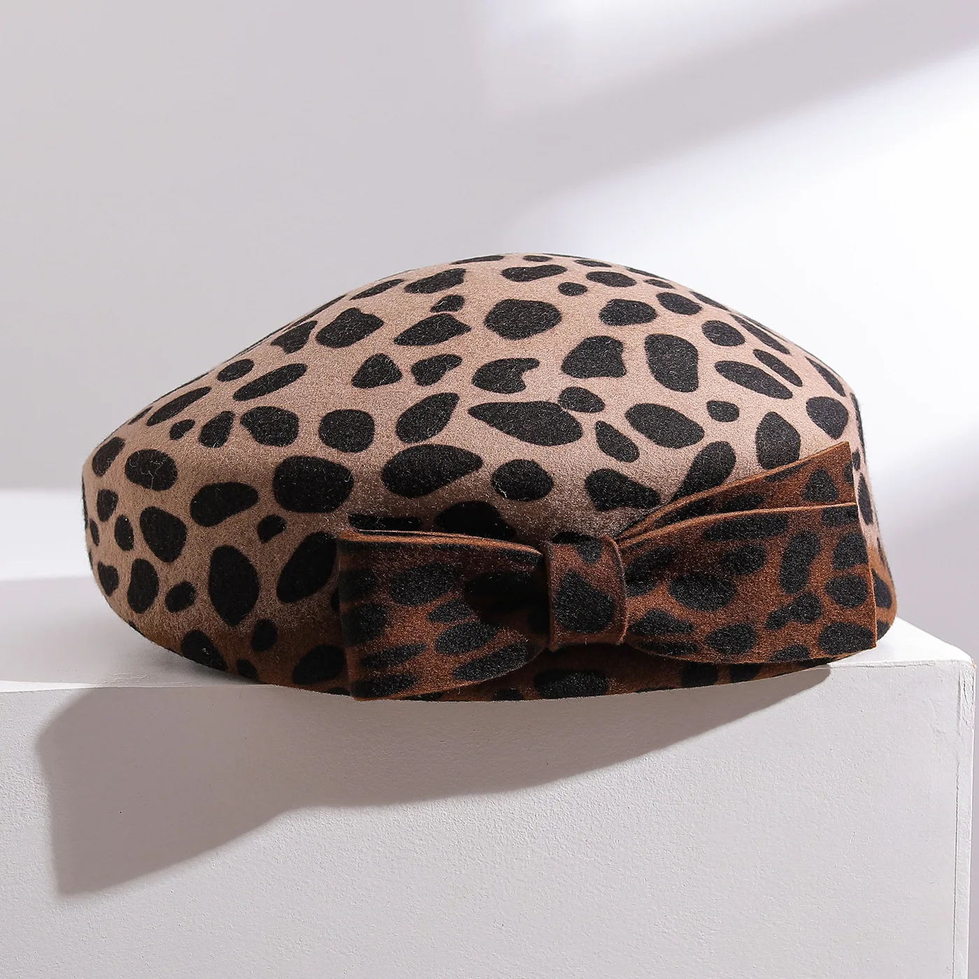 Элегантный берет из 100% шерсти с леопардовым принтом и бантом, женская шляпа-ведро в форме буквы, модная зимняя кепка-клош
Элегантный берет из 100% шерсти с леопардовым принтом и бантом, женская шляпа-ведро в форме буквы, модная зимняя кепка-клош