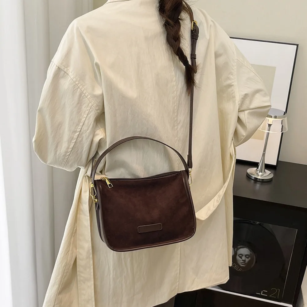 Elegant Faux Suede Leather Shoulder Bag Adjustable Strap Solid Color Pillow Bag Lightweight Women's Handbag Daily Commuting
Elegant Faux Suede Leather Shoulder Bag Adjustable Strap Solid Color Pillow Bag Lightweight Women's Handbag Daily Commuting