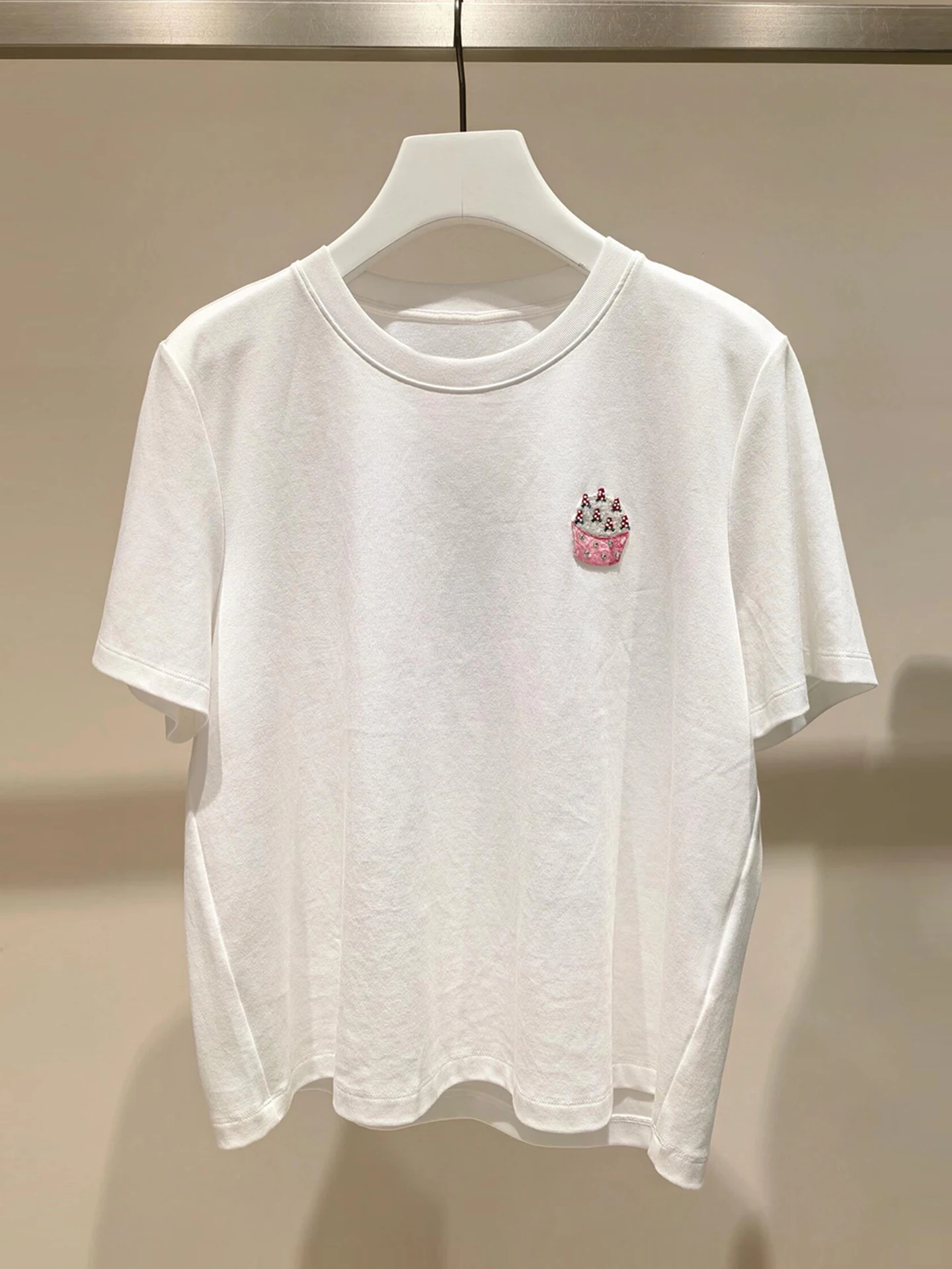 Delicate Summer New White Embroidered Dessert T-Shirt Women's Top Gentle Style Commute Friendly Breathable Comfortable Fit
Delicate Summer New White Embroidered Dessert T-Shirt Women's Top Gentle Style Commute Friendly Breathable Comfortable Fit