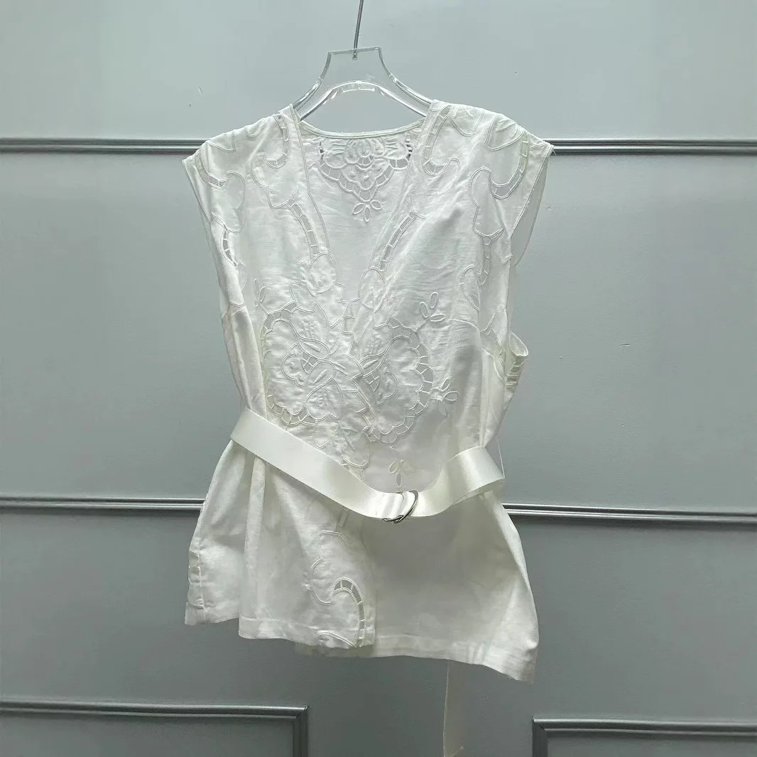 2025 summer new T-shirt fashion retro shirt elegant embroidery hollow V-neck belt waist thin vest jacket
2025 summer new T-shirt fashion retro shirt elegant embroidery hollow V-neck belt waist thin vest jacket