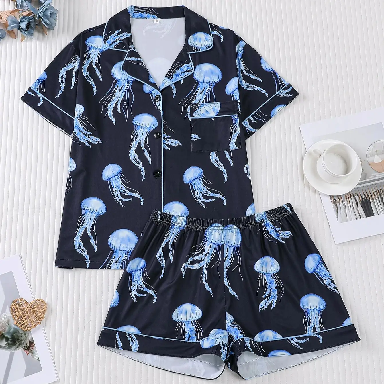 Blue black gradient jellyfish print pajamas summer short sleeved shorts two-piece set, skin friendly, breathable
Blue black gradient jellyfish print pajamas summer short sleeved shorts two-piece set, skin friendly, breathable