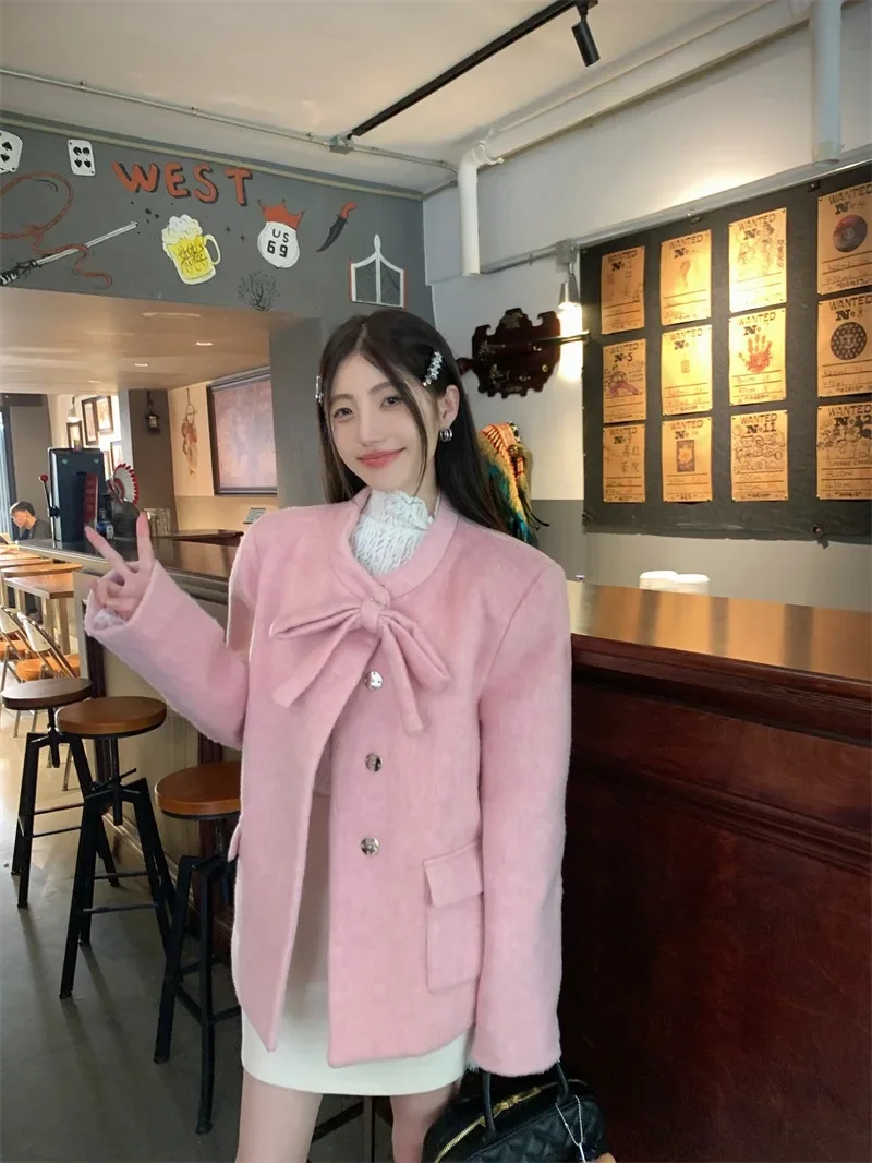 Miiiix 2023 Korean Fashion O-Neck Woolen Coat Women's High Grade Pink Bow Loose Casual Winter New Woolen Coat Female Clothing
Miiiix 2023 Korean Fashion O-Neck Woolen Coat Women's High Grade Pink Bow Loose Casual Winter New Woolen Coat Female Clothing