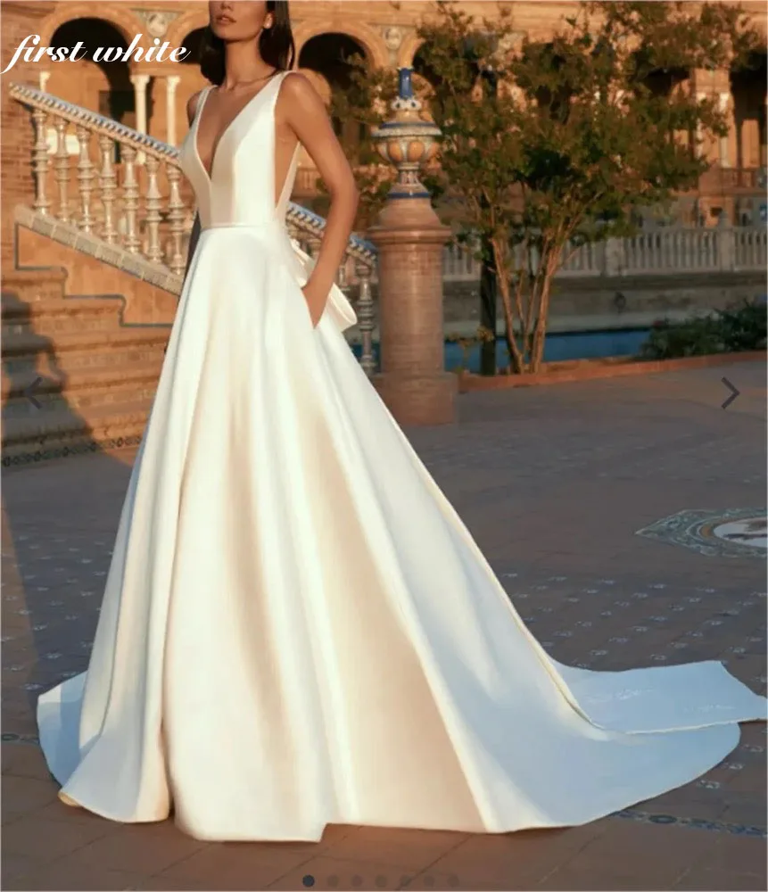 Customized A-Line Deep V-Neck White Wedding Dresses Appliques Sleevesles Sweep Train Satin Bridal Gowns Vestidos De Novia
Customized A-Line Deep V-Neck White Wedding Dresses Appliques Sleevesles Sweep Train Satin Bridal Gowns Vestidos De Novia