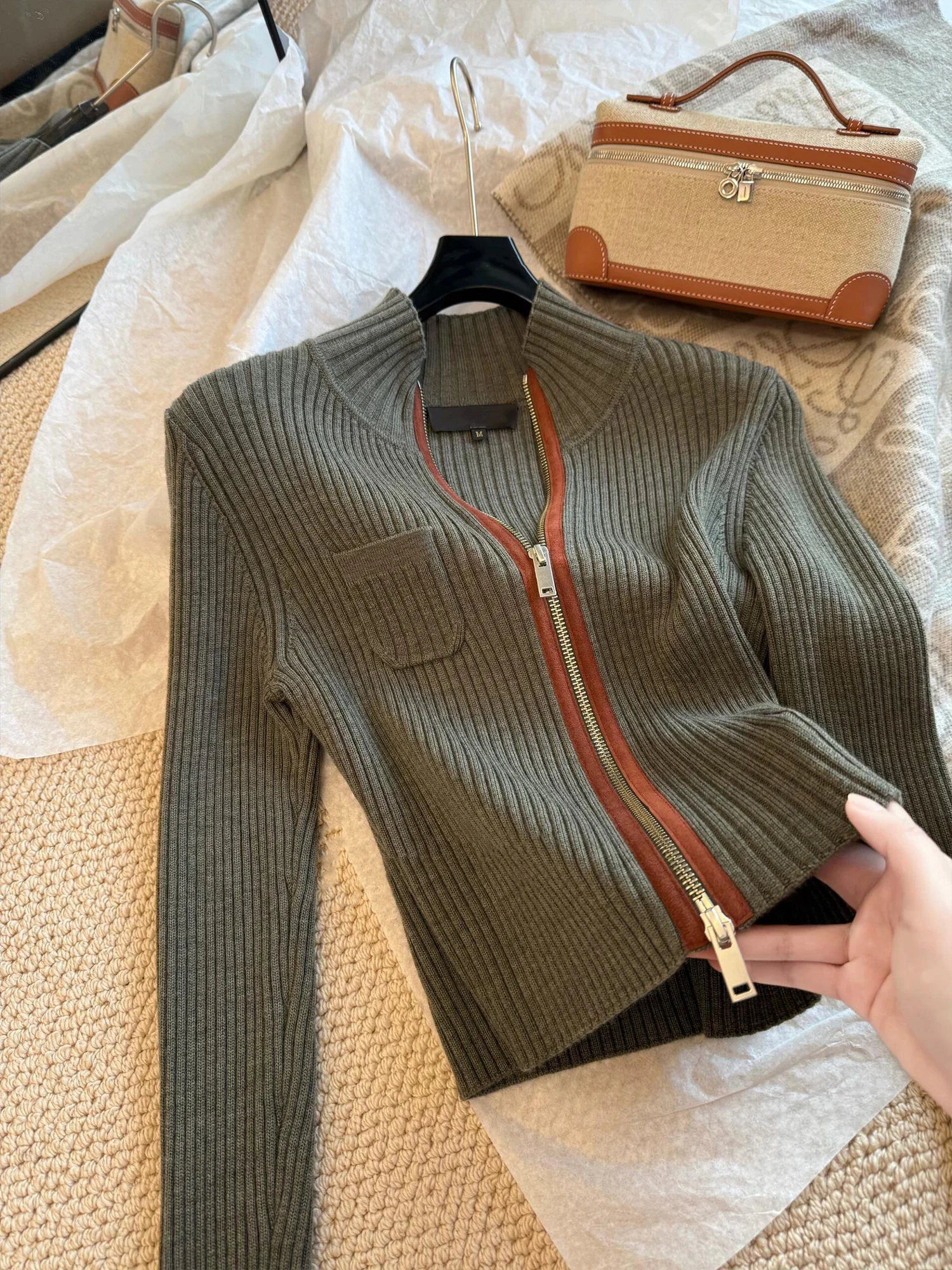 Осенний женский вязаный свитер, кардиган, короткая куртка, новинка 2023 года, корейская мода, однотонное вязаное пальто на молнии с отложным воротником, женские топы
Осенний женский вязаный свитер, кардиган, короткая куртка, новинка 2023 года, корейская мода, однотонное вязаное пальто на молнии с отложным воротником, женские топы