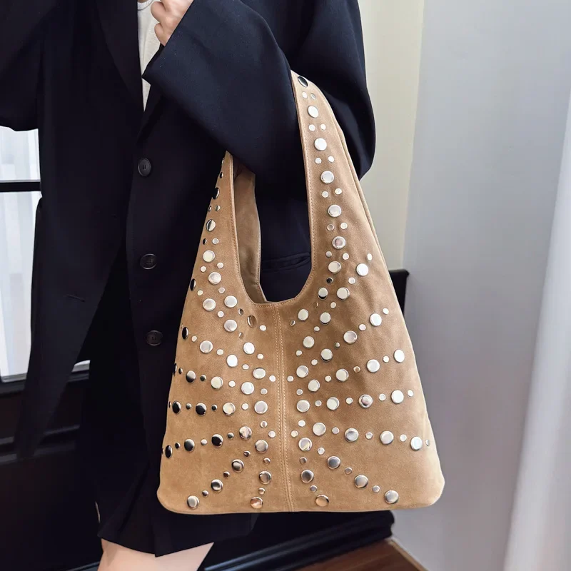 Fashionable Punk Style Rivet Shoulder Bag for Women, Large Capacity, Hand-held Bucket Bag
Fashionable Punk Style Rivet Shoulder Bag for Women, Large Capacity, Hand-held Bucket Bag