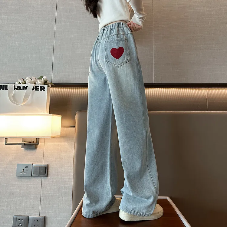 Детские прямые брюки для девочек, осенние детские джинсовые брюки с карманами и вышивкой в виде сердца для девочек, модные школьные брюки со средней талией для девочек
Детские прямые брюки для девочек, осенние детские джинсовые брюки с карманами и вышивкой в виде сердца для девочек, модные школьные брюки со средней талией для девочек