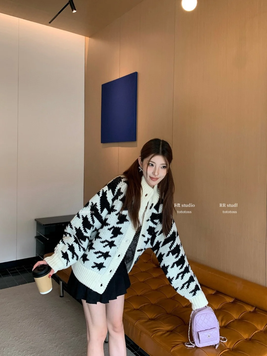 Женский вязаный кардиган-пальто Seoul Limited Edition 25FW, утяжеленный, с узором в клетку, на пуговицах, с воротником-стойкой
Женский вязаный кардиган-пальто Seoul Limited Edition 25FW, утяжеленный, с узором в клетку, на пуговицах, с воротником-стойкой