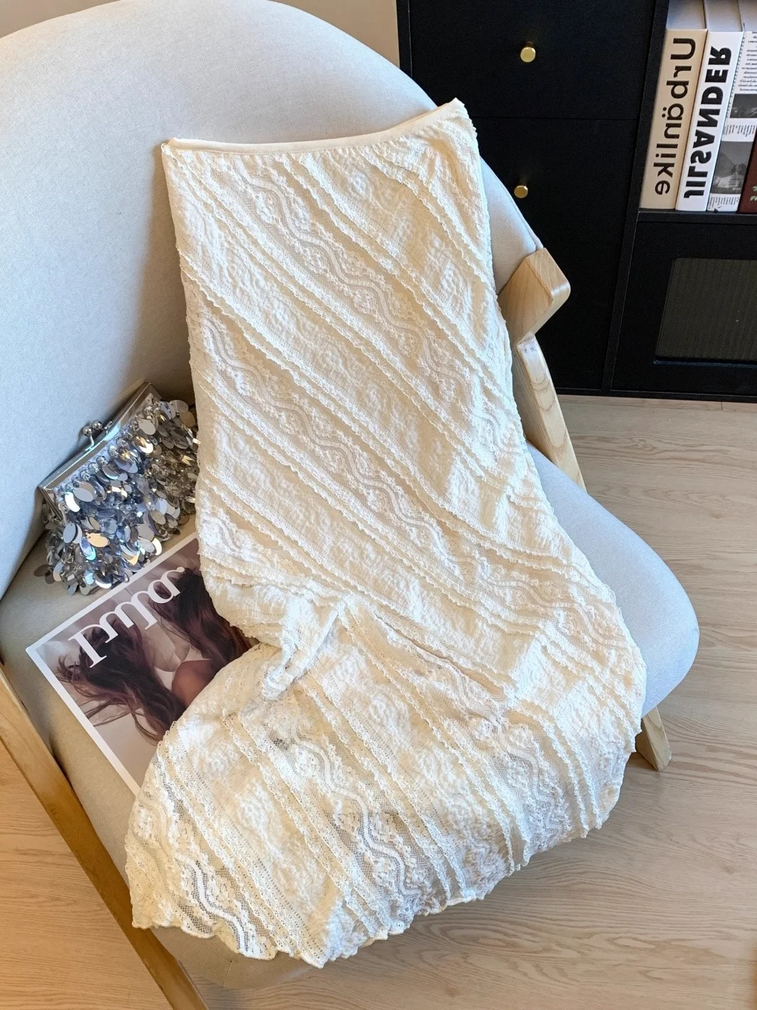 Длинная юбка А-силуэта с высокой талией, утягивающая, с кружевной текстурой, летняя, в корейском стиле, для повседневной носки, с тонким полосатым узором, женская, модная.
Длинная юбка А-силуэта с высокой талией, утягивающая, с кружевной текстурой, летняя, в корейском стиле, для повседневной носки, с тонким полосатым узором, женская, модная.