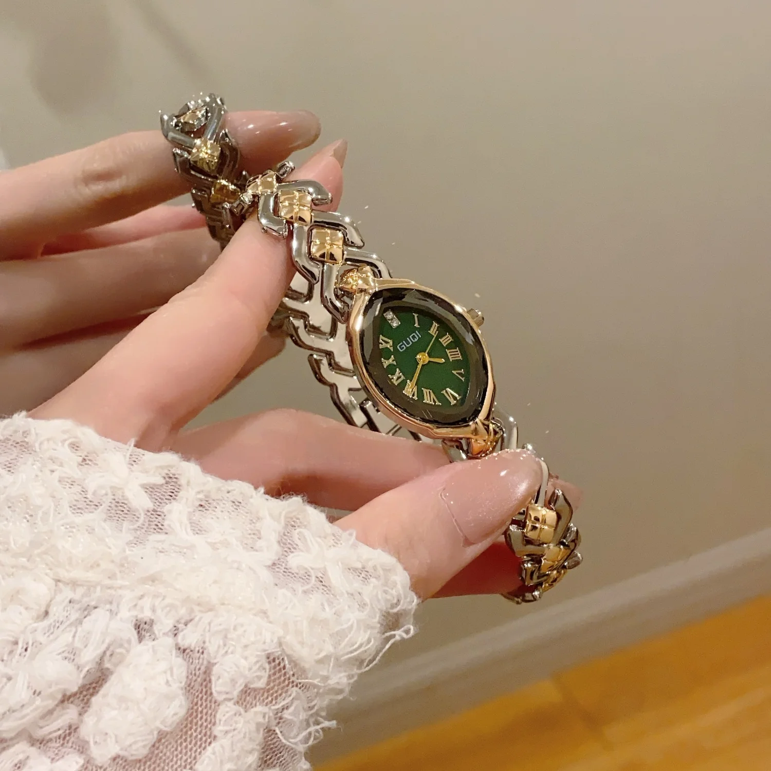 Niche Gold/Two-Tone Chain Bracelet Women's Watch Fashion Oval Dial Quartz Wristwatch for Ladies Gift for Daily Wear Dress Reloj
Niche Gold/Two-Tone Chain Bracelet Women's Watch Fashion Oval Dial Quartz Wristwatch for Ladies Gift for Daily Wear Dress Reloj