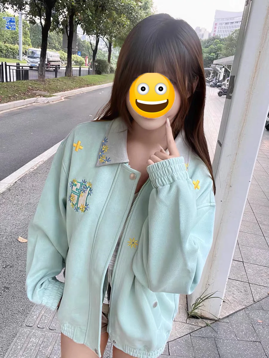 Мужская осенне-зимняя свободная бейсбольная куртка-кардиган в американском ретро-стиле с вышивкой ромашек на воротнике, уличный стиль
Мужская осенне-зимняя свободная бейсбольная куртка-кардиган в американском ретро-стиле с вышивкой ромашек на воротнике, уличный стиль