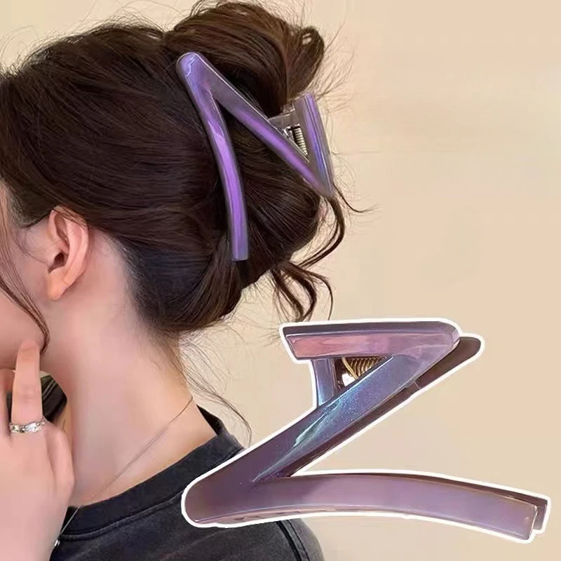 High-texture Z-shaped grab clip, high-end hairpin, large shark clip headgear.
High-texture Z-shaped grab clip, high-end hairpin, large shark clip headgear.