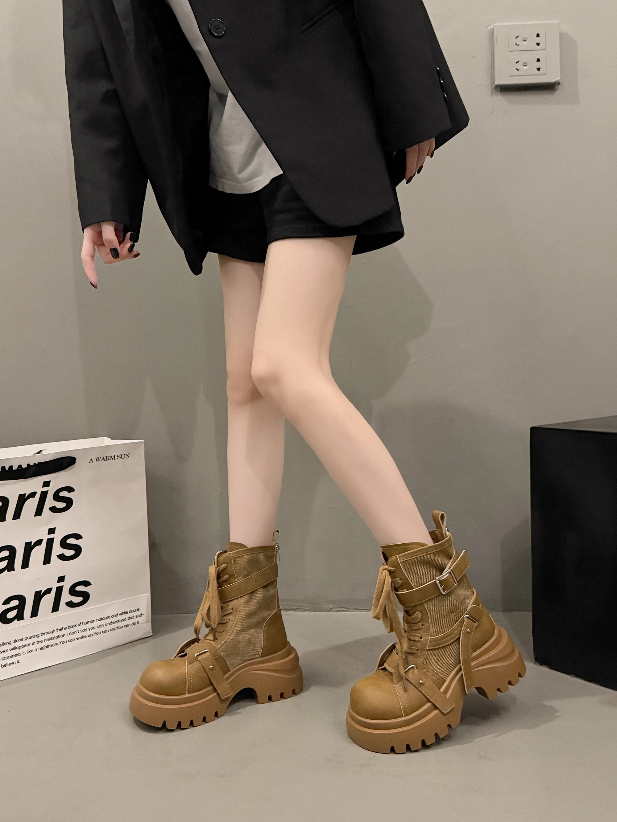 Женские ботинки на толстой подошве, дышащие, джинсовые, мотоциклетные, короткие, весенне-летние, с круглым носком, на высоком каблуке, с внутренней подкладкой из ультратонкого волокна
Женские ботинки на толстой подошве, дышащие, джинсовые, мотоциклетные, короткие, весенне-летние, с круглым носком, на высоком каблуке, с внутренней подкладкой из ультратонкого волокна