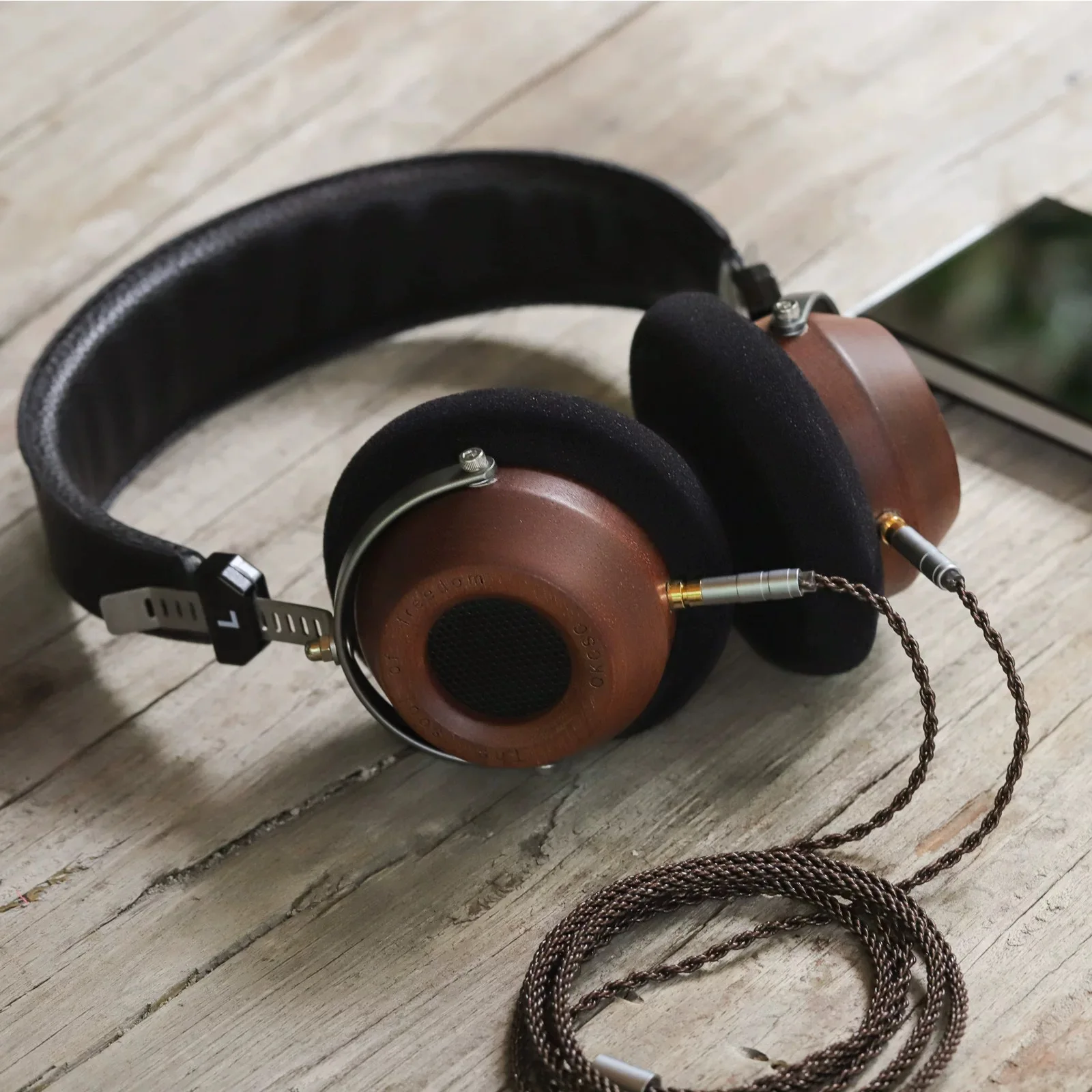 Simple style high-end wooden headphones with retro design, high-fidelity noise-cancelling audio equipment for audiophiles.
Simple style high-end wooden headphones with retro design, high-fidelity noise-cancelling audio equipment for audiophiles.