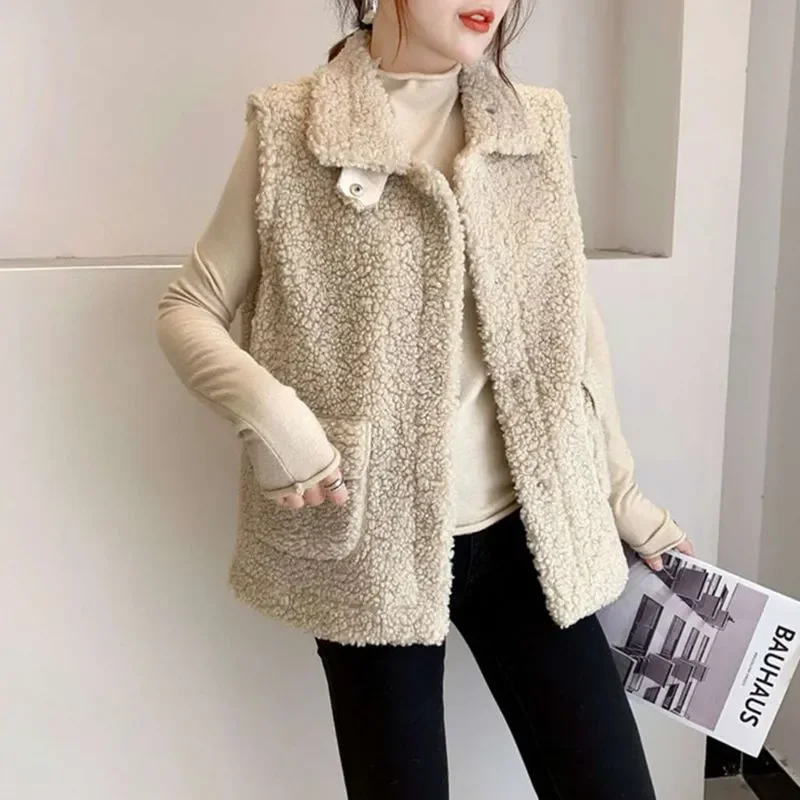 Утолщенный меховой жилет из ягненка для женщин, новинка зимы 2025 года, короткий корейский жилет, куртка
Утолщенный меховой жилет из ягненка для женщин, новинка зимы 2025 года, короткий корейский жилет, куртка