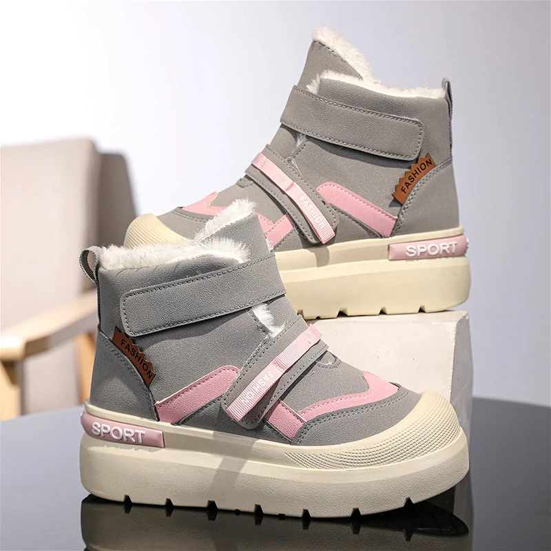 Зимние зимние сапоги для девочек, модные плюшевые теплые уличные нескользящие детские хлопковые туфли, роскошные классические детские хлопковые сапоги из искусственной кожи
Зимние зимние сапоги для девочек, модные плюшевые теплые уличные нескользящие детские хлопковые туфли, роскошные классические детские хлопковые сапоги из искусственной кожи