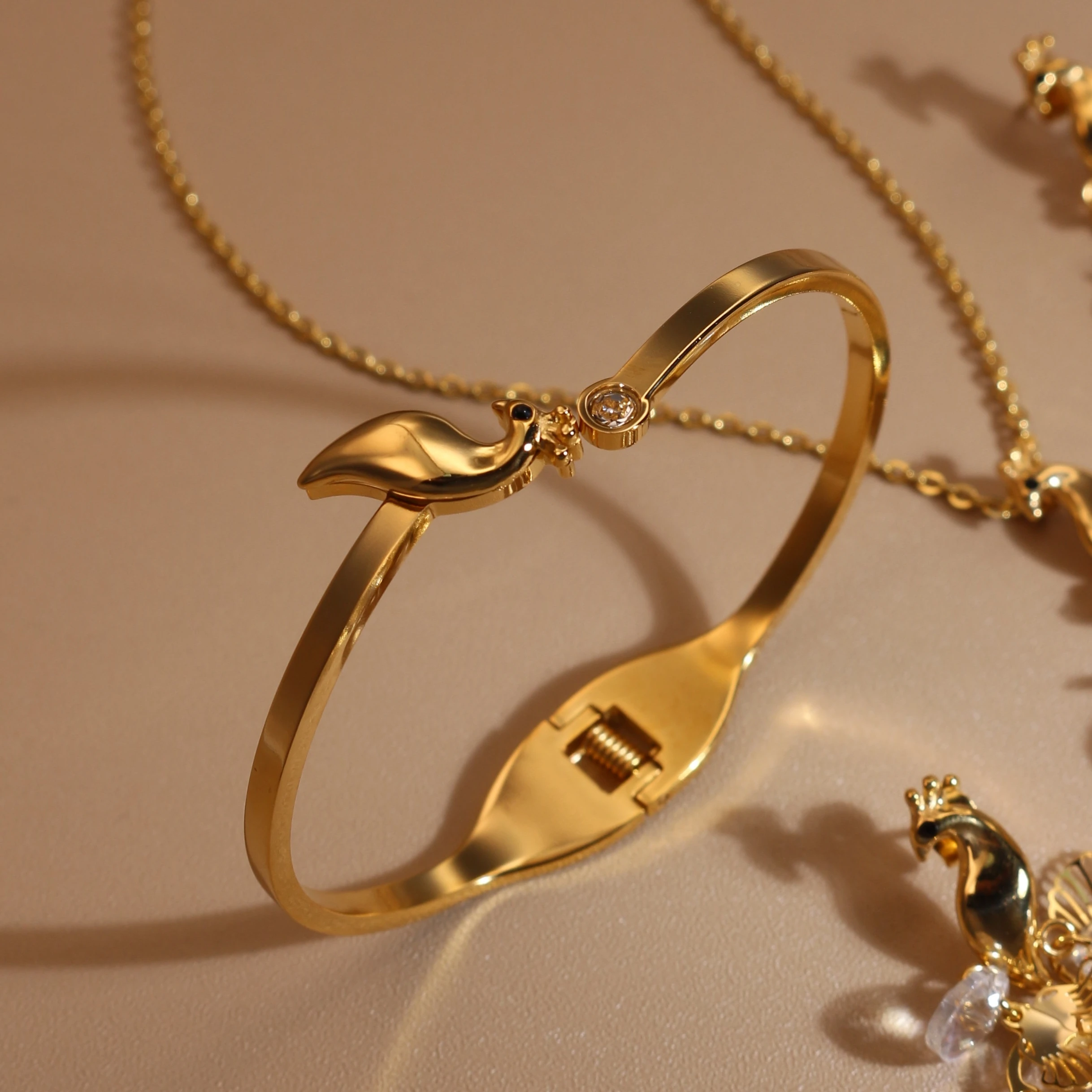 4-in-1 Luxury 18 K Gold Plated Stainless Steel Necklace, Bracelet, Earrings, Ring Women's Jewelry Wholesale Set
4-in-1 Luxury 18 K Gold Plated Stainless Steel Necklace, Bracelet, Earrings, Ring Women's Jewelry Wholesale Set