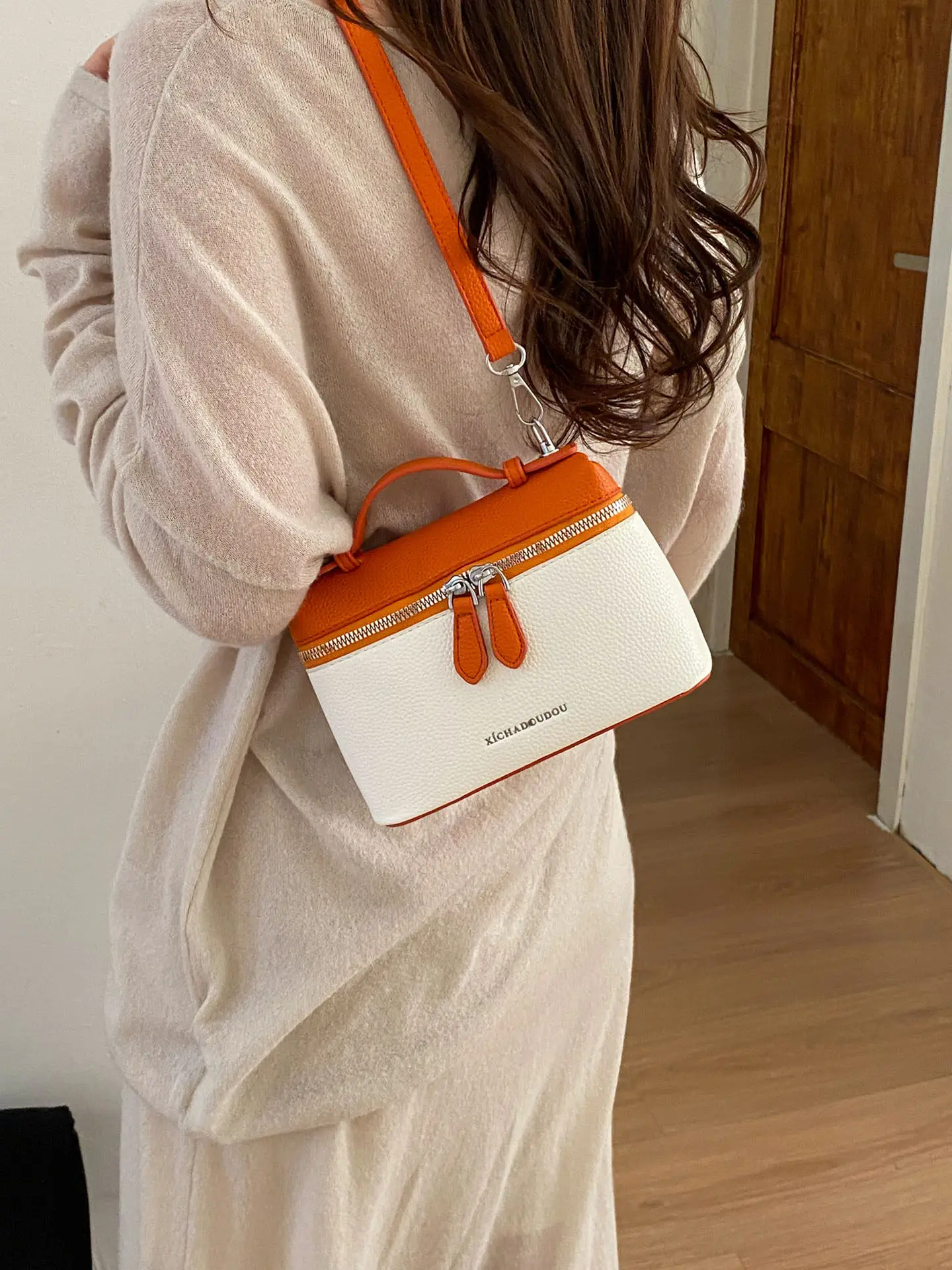 High End Contrasting Color Splicing Small Square Bag For Women 2026 New Crossbody Box Bag Fashionable Versatile Shoulder Bag
High End Contrasting Color Splicing Small Square Bag For Women 2026 New Crossbody Box Bag Fashionable Versatile Shoulder Bag