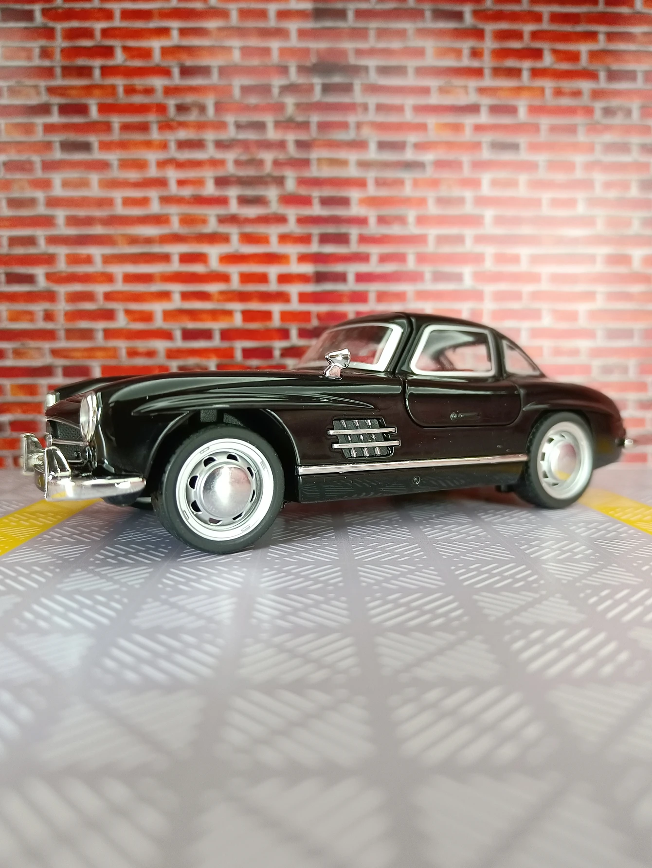 1:32 300SL классический ностальгический классический автомобиль из сплава модель автомобиля с откатным механизмом акустооптический 4-дверный игрушечный автомобиль
1:32 300SL классический ностальгический классический автомобиль из сплава модель автомобиля с откатным механизмом акустооптический 4-дверный игрушечный автомобиль