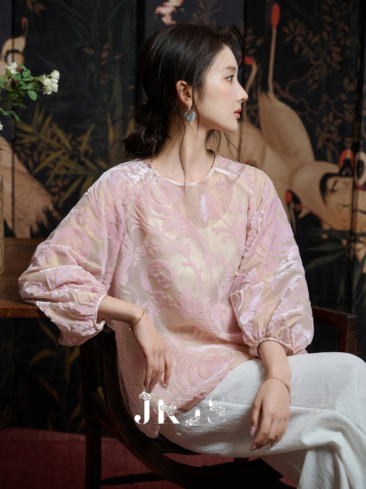 Loose Fit Velvet Shirt Women's Style Lantern Sleeve Top Pink Burned Flower Design Comfortable Sensation Chinese New Style
Loose Fit Velvet Shirt Women's Style Lantern Sleeve Top Pink Burned Flower Design Comfortable Sensation Chinese New Style