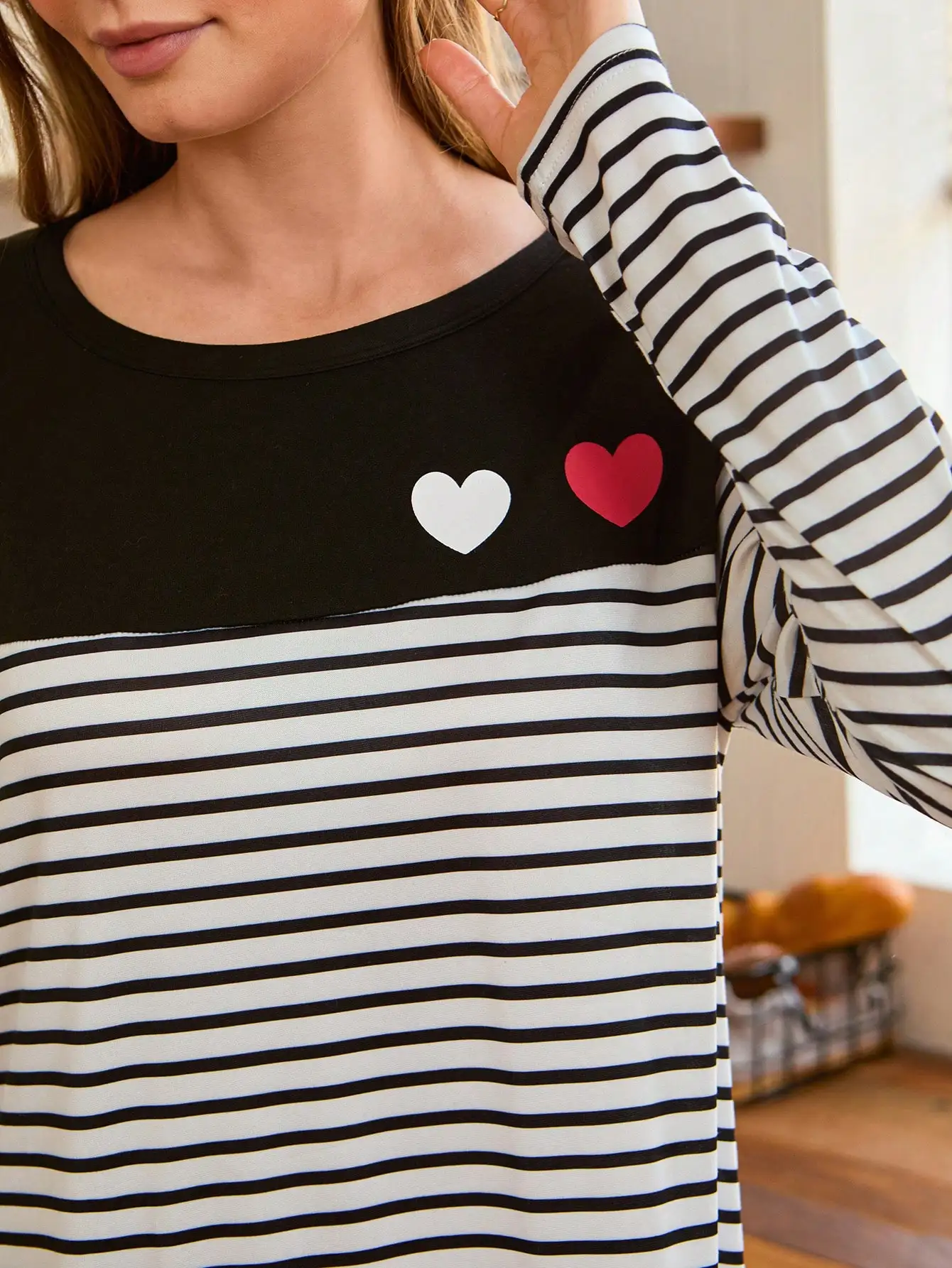 Black and White Striped Long Sleeve Nightgown with Heart Appliqué, Soft Cotton Blend, Loose Fit for Home Lounge
Black and White Striped Long Sleeve Nightgown with Heart Appliqué, Soft Cotton Blend, Loose Fit for Home Lounge