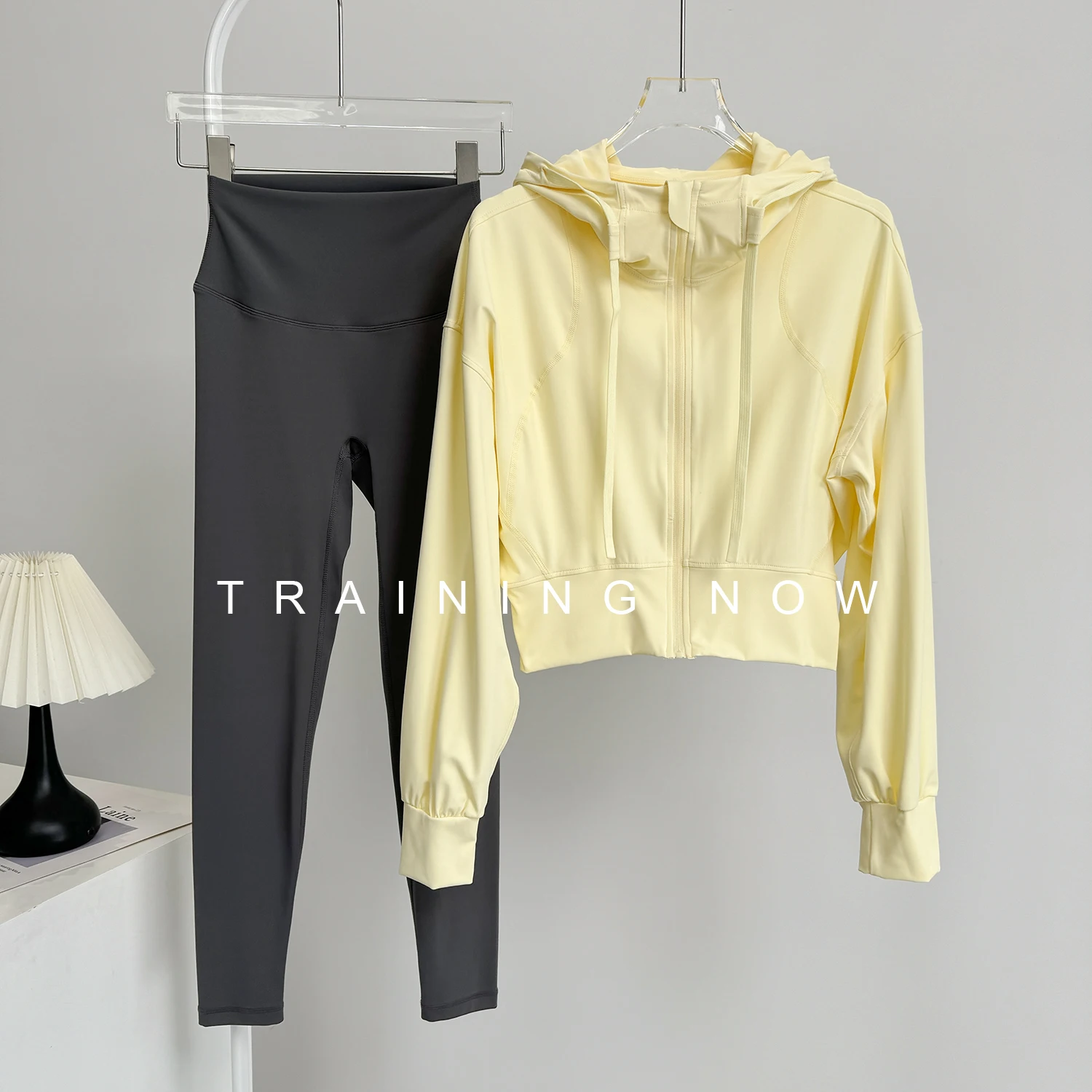 Fitness suit top women's short jacket sports running yoga clothing autumn new professional Pilates training clothing
Fitness suit top women's short jacket sports running yoga clothing autumn new professional Pilates training clothing