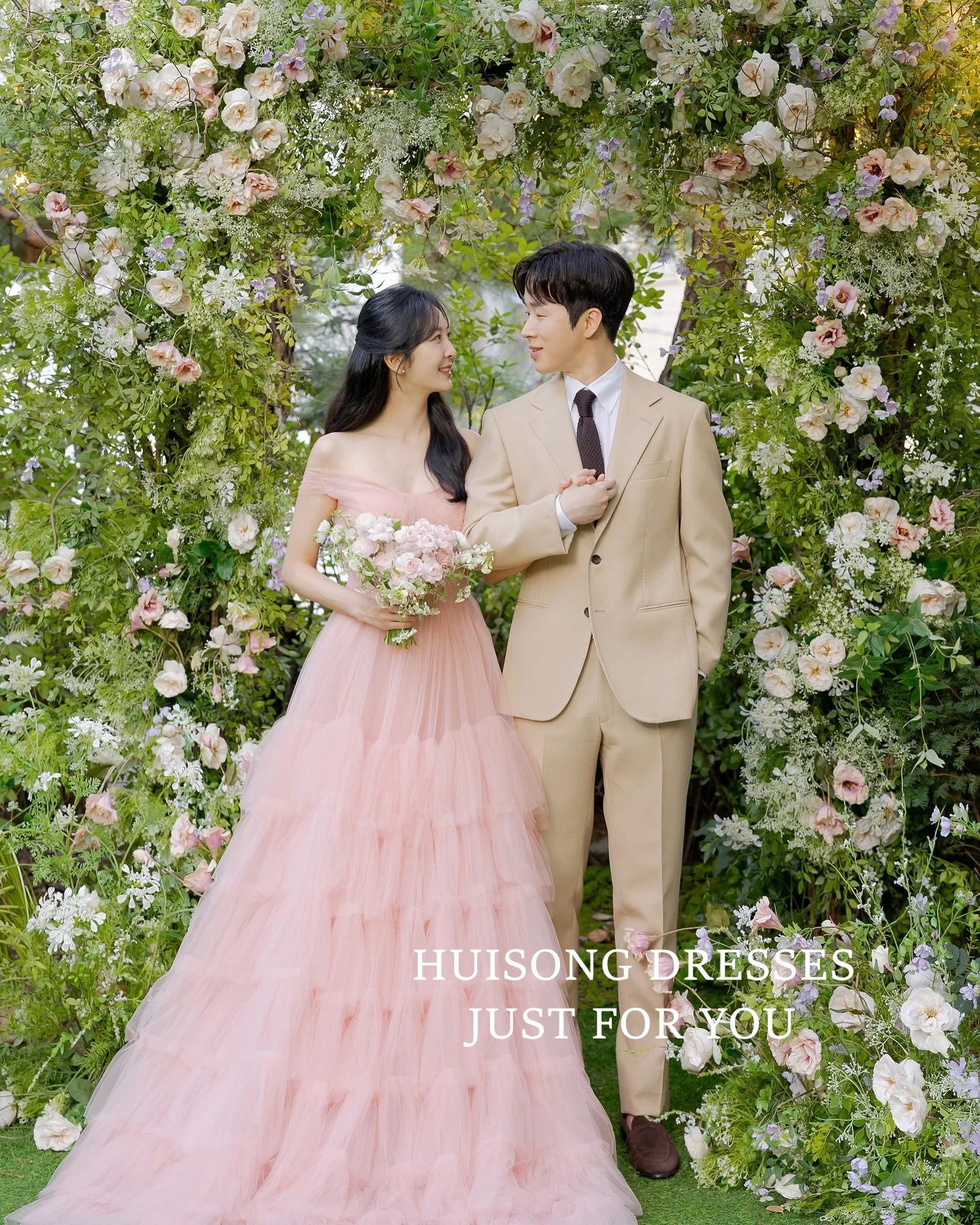 HUISONG Customized Tiered Ruffles Tulle Korea Wedding Dresses Off the Shoulder A-Line Bridal Gown Korea Wedding Photo Shoot Gown
HUISONG Customized Tiered Ruffles Tulle Korea Wedding Dresses Off the Shoulder A-Line Bridal Gown Korea Wedding Photo Shoot Gown