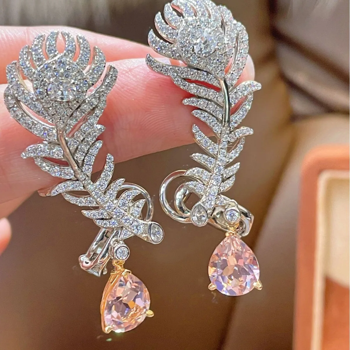Серьги из серебра 925 пробы с позолотой, высокоуглеродистые бриллианты, модные легкие роскошные серьги с перьями Papalacha
Серьги из серебра 925 пробы с позолотой, высокоуглеродистые бриллианты, модные легкие роскошные серьги с перьями Papalacha