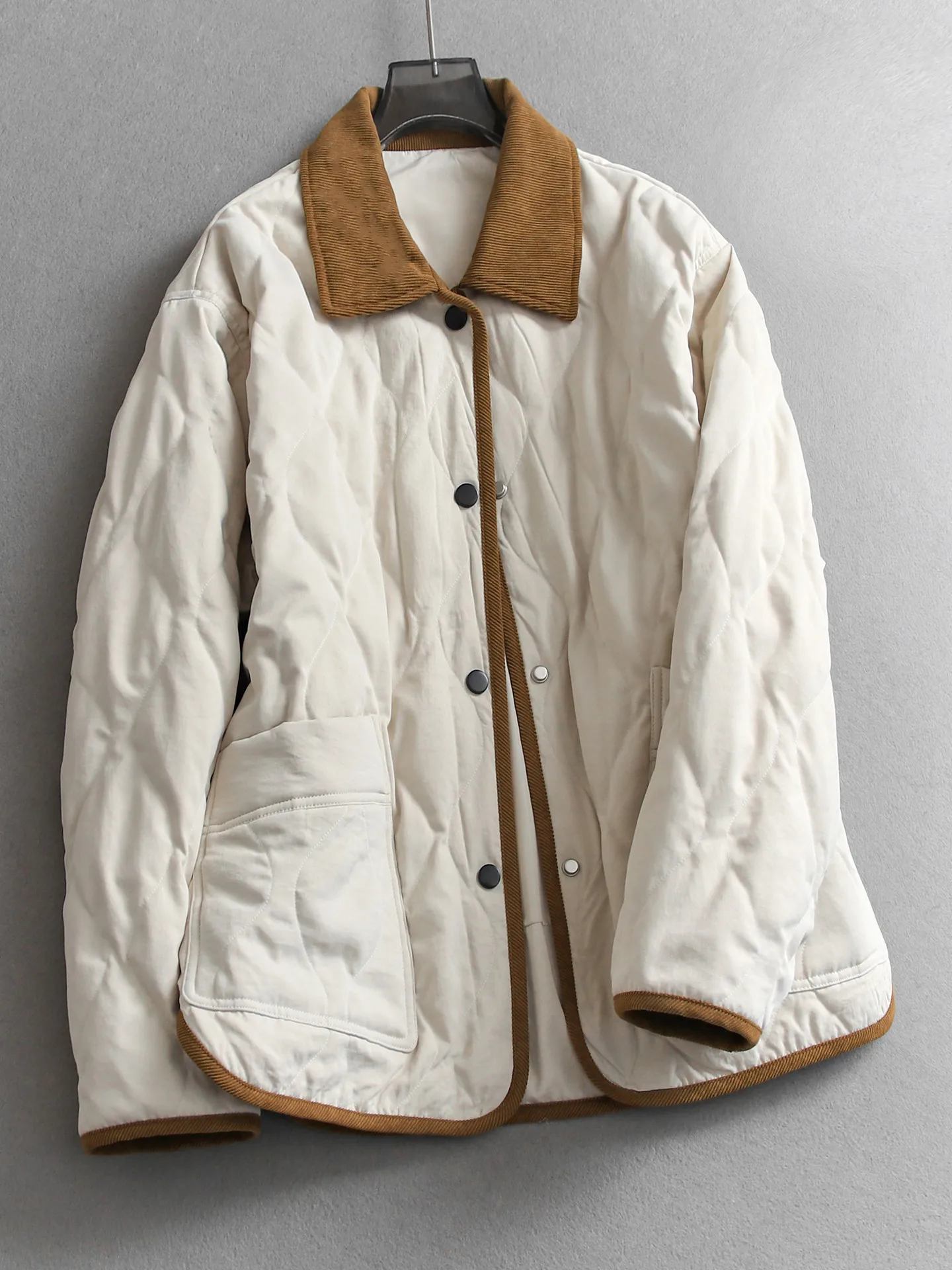 Warm Quilted Corduroy Long Jacket Loose Fit Women's Casual Style Duck down Coat Color Block Design Fashionable Slimming Outer...
Warm Quilted Corduroy Long Jacket Loose Fit Women's Casual Style Duck down Coat Color Block Design Fashionable Slimming Outer...