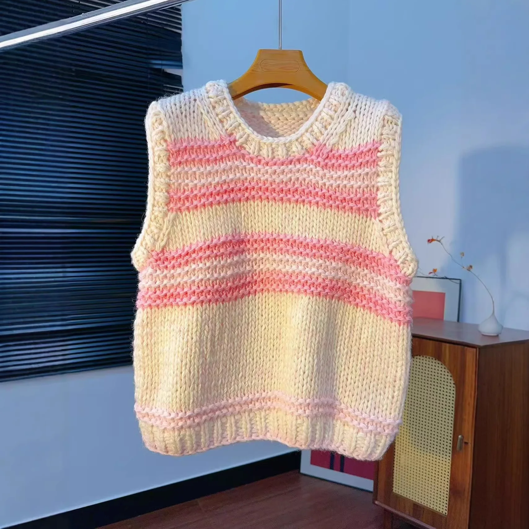 Новый Весенне-осенне-зимний полосатый вязаный жилет в стиле Svel Small Fraance, удлиненный, люксовый, модный, для трансграничной торговли
Новый Весенне-осенне-зимний полосатый вязаный жилет в стиле Svel Small Fraance, удлиненный, люксовый, модный, для трансграничной торговли