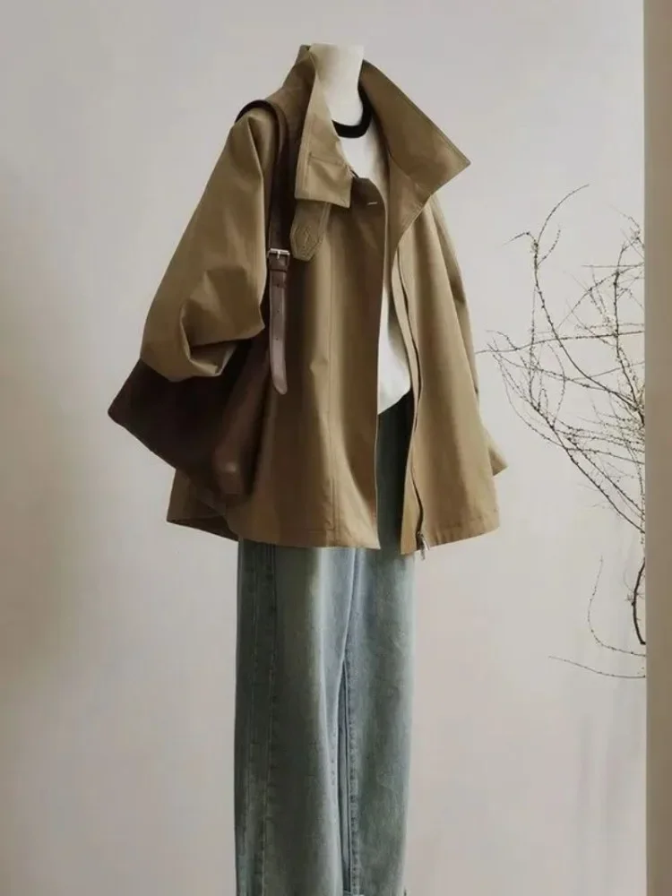 Khaki Cropped Trench Coat Jacket Vintage Autumn Casual American Cargo Wear Elegant Simple Clothing Zipper 2024 New Fashion
Khaki Cropped Trench Coat Jacket Vintage Autumn Casual American Cargo Wear Elegant Simple Clothing Zipper 2024 New Fashion