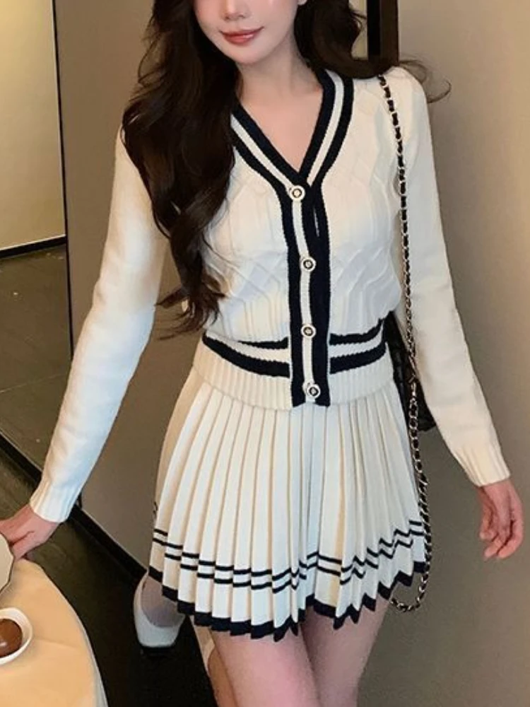 2025 Вязаные комплекты в стиле преппи в стиле ретро с v-образным вырезом, женский кардиган с длинными рукавами + плиссированная мини-юбка, костюм свободного покроя, элегантный комплект из 2 предметов
2025 Вязаные комплекты в стиле преппи в стиле ретро с v-образным вырезом, женский кардиган с длинными рукавами + плиссированная мини-юбка, костюм свободного покроя, элегантный комплект из 2 предметов