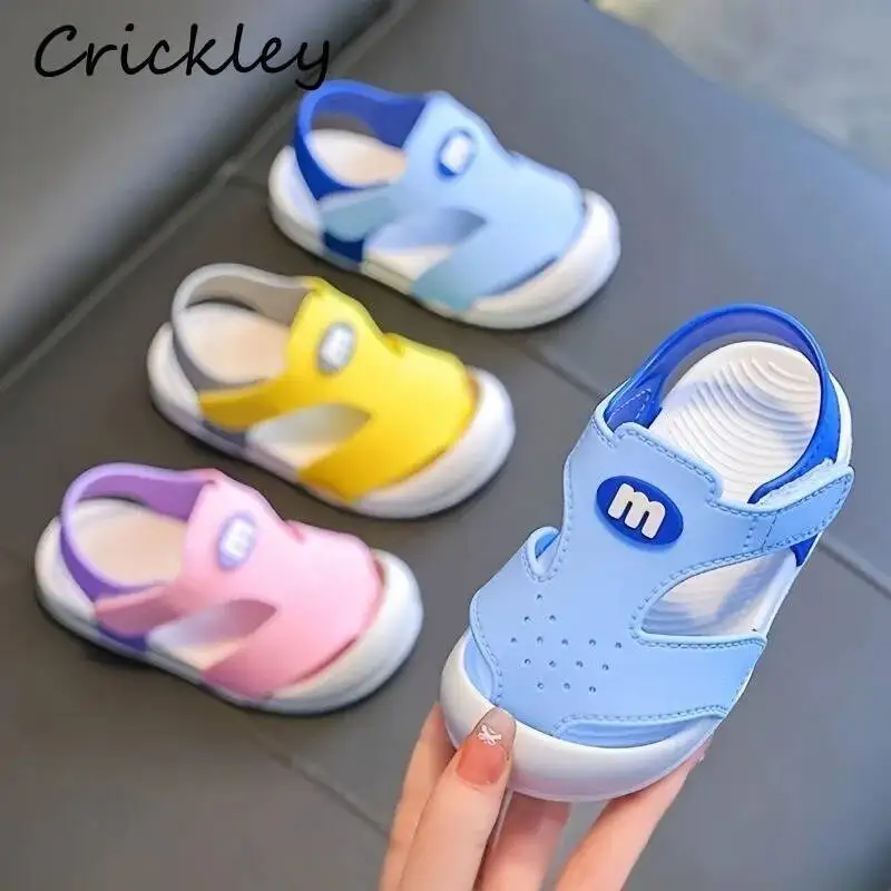 Летние детские сандалии для мальчиков и девочек с закрытым носком, мягкие полусандалии из ПВХ для детей, с застежкой на липучке, спортивная пляжная обувь для малышей.
Летние детские сандалии для мальчиков и девочек с закрытым носком, мягкие полусандалии из ПВХ для детей, с застежкой на липучке, спортивная пляжная обувь для малышей.