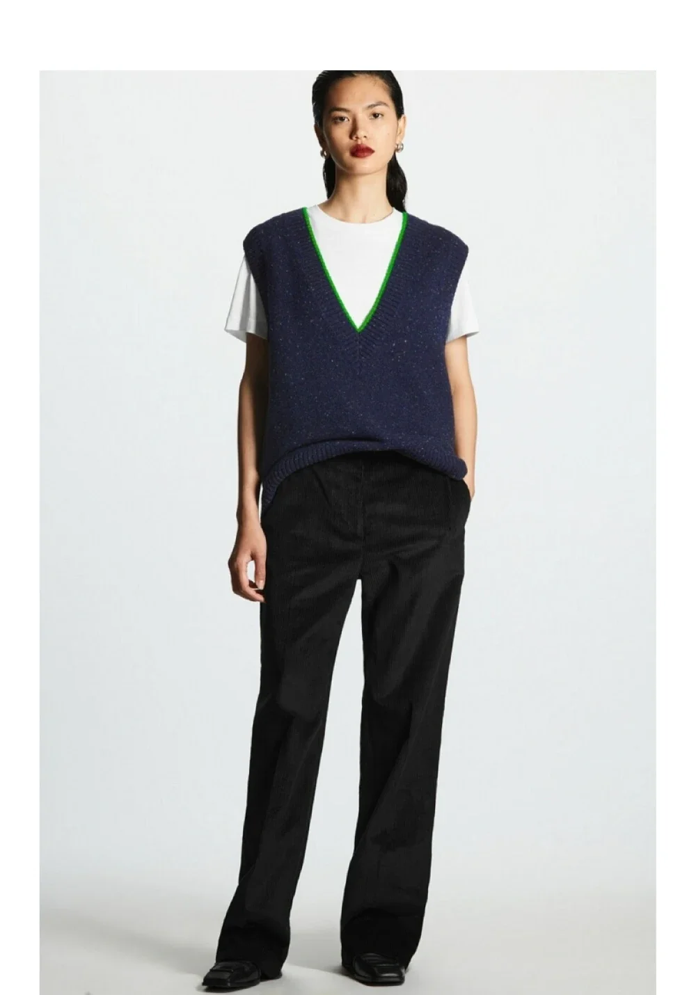 XIMIAN APPAREL 2026 YAZHIMEI cos spring new style of Ladies' casual style contrasting color V-neck wool blend knitted vest
XIMIAN APPAREL 2026 YAZHIMEI cos spring new style of Ladies' casual style contrasting color V-neck wool blend knitted vest