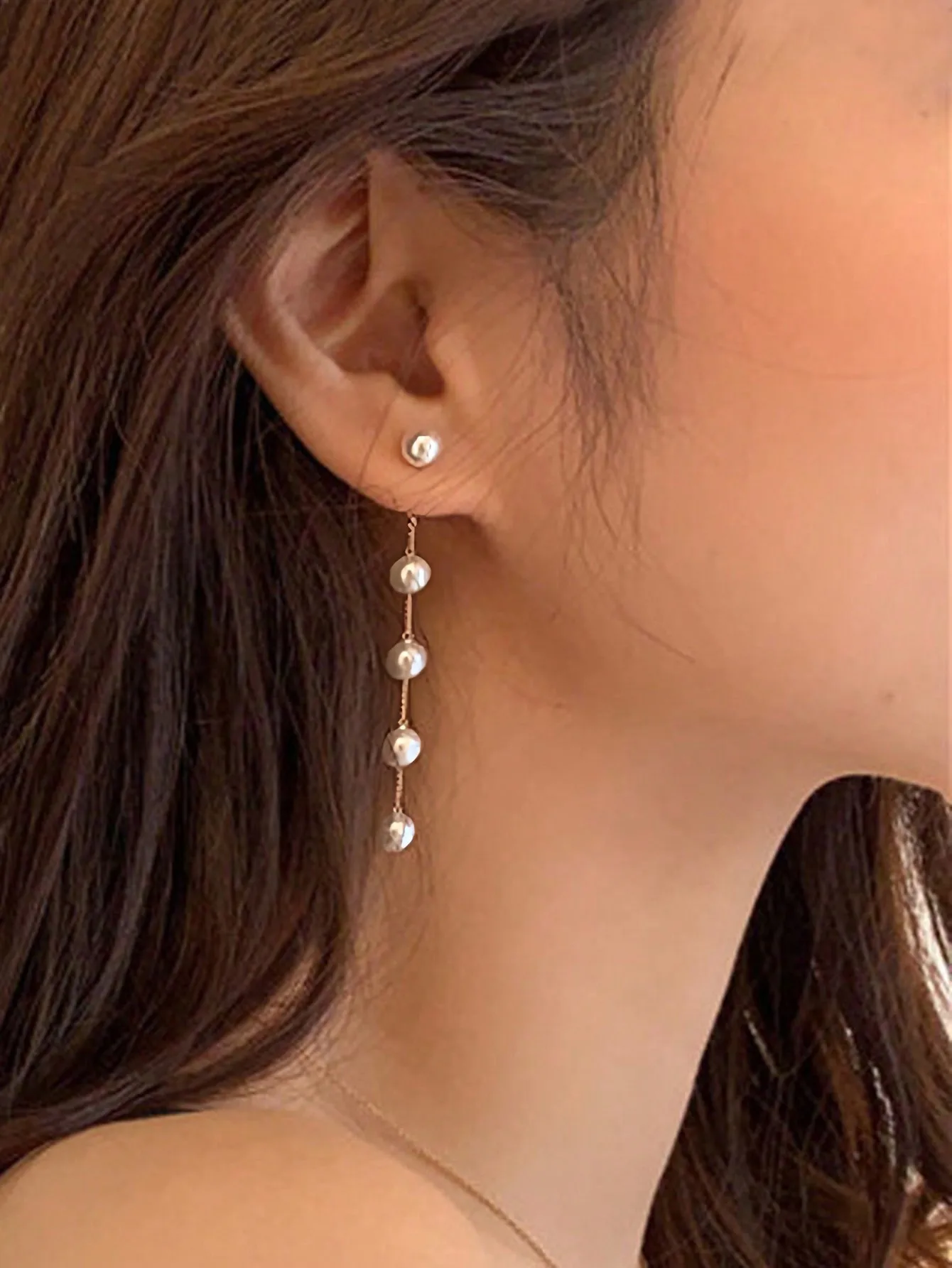 One pair of long dangle earrings decorated with delicate metal chains and glossy pearls, refined elegant design matches various daily and formal outfits, lightweight wearable jewelry for dating, parties and casual styling as thoughtful daily accessory
One pair of long dangle earrings decorated with delicate metal chains and glossy pearls, refined elegant design matches various daily and formal outfits, lightweight wearable jewelry for dating, parties and casual styling as thoughtful daily accessory