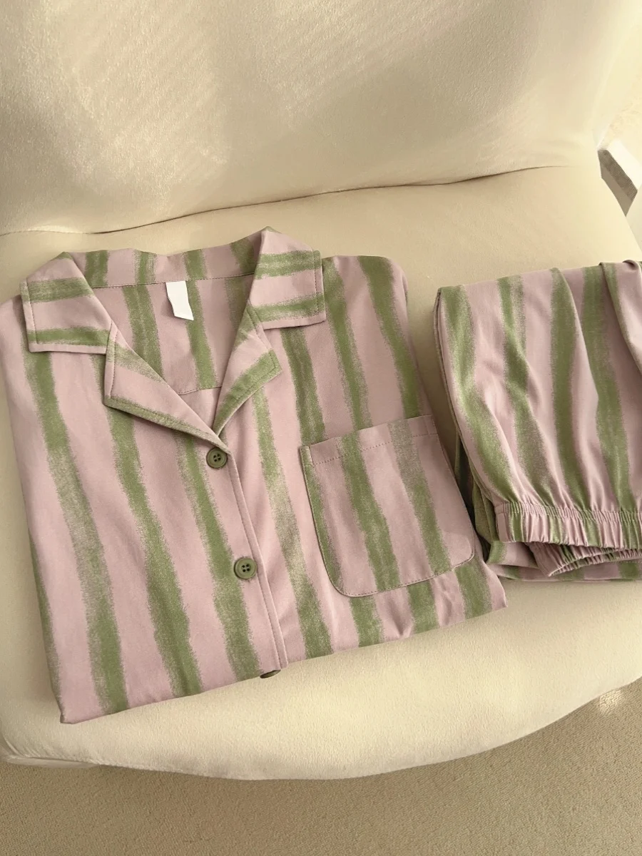 Свободная хлопковая пижама для женщин: весенне-осенняя домашняя одежда в полоску из чистого хлопка, в корейском стиле, повседневная, с длинным рукавом, на пуговицах спереди
Свободная хлопковая пижама для женщин: весенне-осенняя домашняя одежда в полоску из чистого хлопка, в корейском стиле, повседневная, с длинным рукавом, на пуговицах спереди