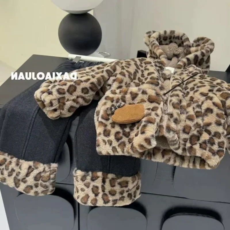 Girls' Winter Coat 2026 New Children's Hooded Leopard Pattern with Thick Velvet for Warmth Jacket 90-150cm
Girls' Winter Coat 2026 New Children's Hooded Leopard Pattern with Thick Velvet for Warmth Jacket 90-150cm