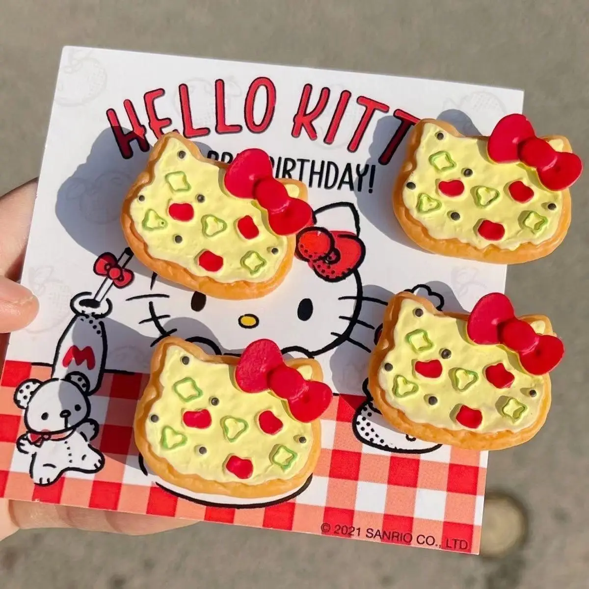 Новые ювелирные изделия Hello Kitty, оригинальная модная универсальная интересная шпилька для волос с изображением пиццы, милая, крутая, нежная трендовая шпилька для волос с героями мультфильмов
Новые ювелирные изделия Hello Kitty, оригинальная модная универсальная интересная шпилька для волос с изображением пиццы, милая, крутая, нежная трендовая шпилька для волос с героями мультфильмов
