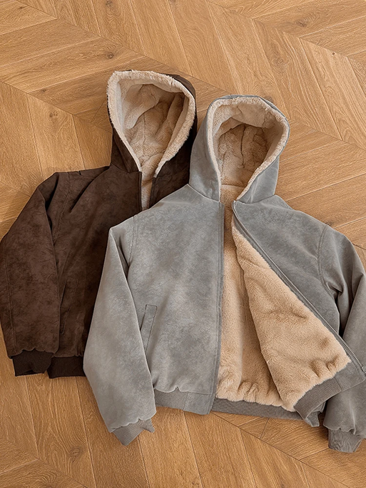 Мужская зимняя куртка Cleanfit American Style: утепленная, из искусственной кожи, с дизайном Mountain Eagle, с капюшоном, на хлопковой подкладке, с отделкой из кроличьего меха
Мужская зимняя куртка Cleanfit American Style: утепленная, из искусственной кожи, с дизайном Mountain Eagle, с капюшоном, на хлопковой подкладке, с отделкой из кроличьего меха