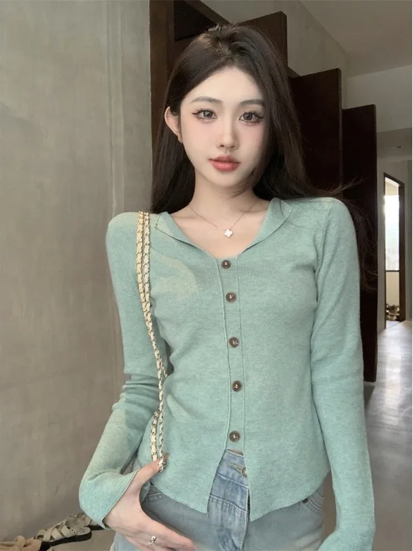 Женский вязаный свитер с V-образным вырезом и длинными рукавами, облегающий, базовый слой, мягкий, весна 2026, новая модная универсальная модель, трикотаж
Женский вязаный свитер с V-образным вырезом и длинными рукавами, облегающий, базовый слой, мягкий, весна 2026, новая модная универсальная модель, трикотаж