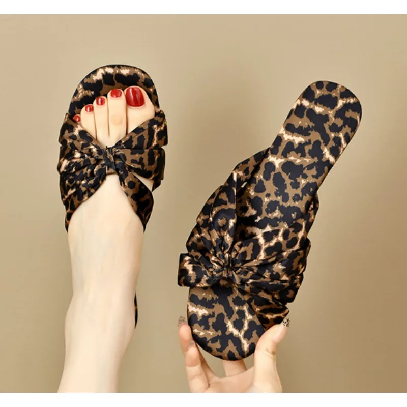 New European and American Women Shoes Bow Knot Leopard Print Casual Flat Slippers Beach Sandals Ladies Slippers Zapatos Mujer
New European and American Women Shoes Bow Knot Leopard Print Casual Flat Slippers Beach Sandals Ladies Slippers Zapatos Mujer