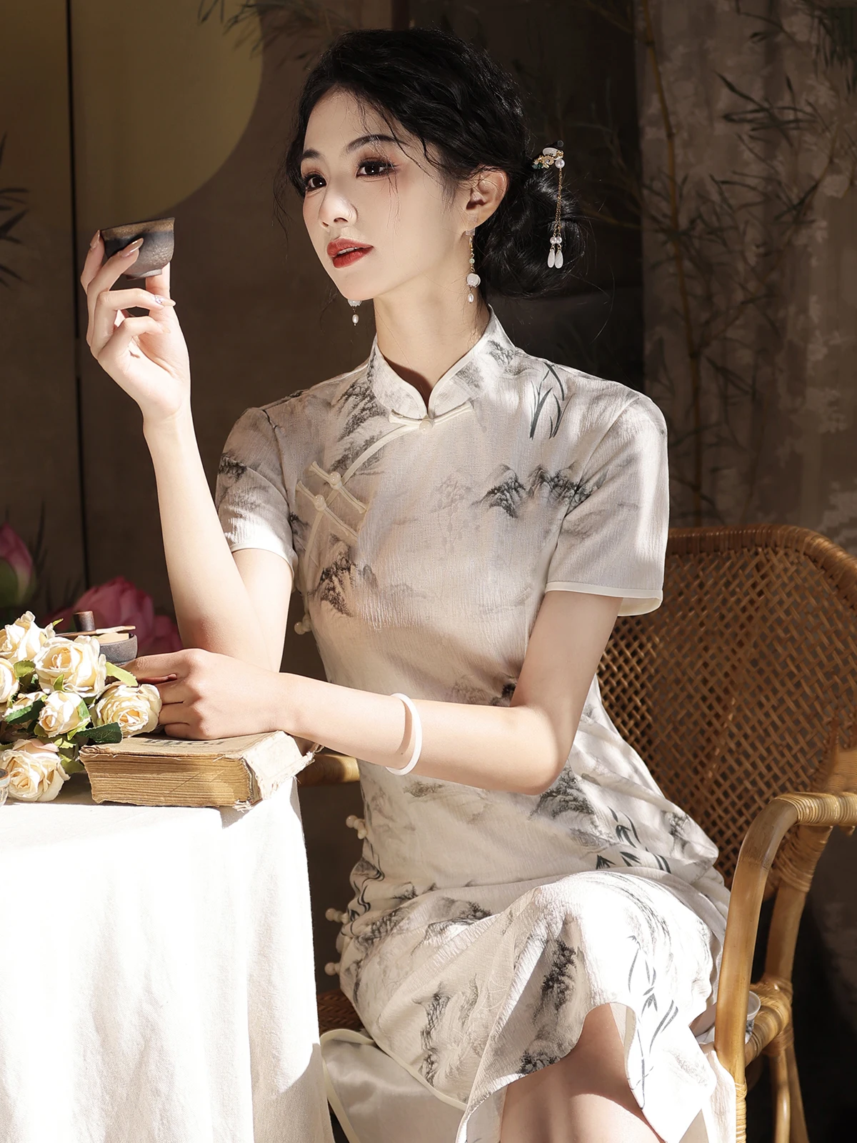 Женская приталенная футболка Young Sle Long в новом традиционном китайском стиле с цветочным узором для повседневной носки
Женская приталенная футболка Young Sle Long в новом традиционном китайском стиле с цветочным узором для повседневной носки