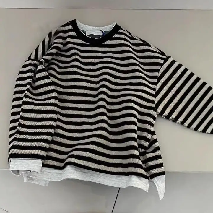 2025 Autumn New Sweatshirt Fake Two Fashionable Children's T-Shirts With Foreign Stripes On Long Sleeves
2025 Autumn New Sweatshirt Fake Two Fashionable Children's T-Shirts With Foreign Stripes On Long Sleeves