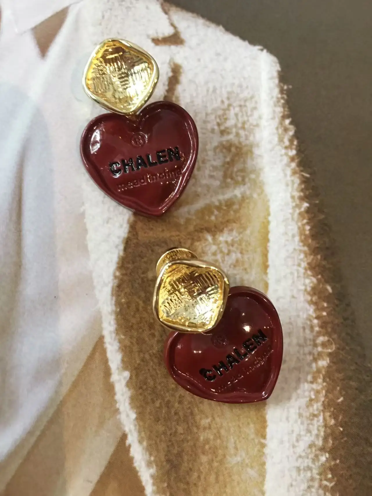 Hot sale 3 * 2cm luxurious retro red heart earrings for women, light luxury, high-end feeling, temperament earring, personalized
Hot sale 3 * 2cm luxurious retro red heart earrings for women, light luxury, high-end feeling, temperament earring, personalized