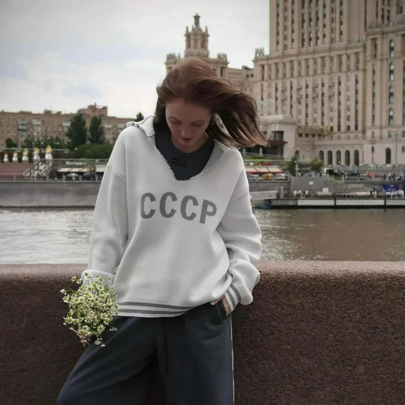 Весенне-осенний новый женский свитер с V-образным вырезом, контрастными буквами, уличный стиль, свободный крой, повседневный пуловер, вязаный свитер с длинными рукавами для женщин
Весенне-осенний новый женский свитер с V-образным вырезом, контрастными буквами, уличный стиль, свободный крой, повседневный пуловер, вязаный свитер с длинными рукавами для женщин