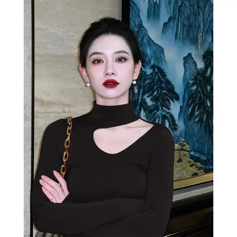 Black Hollow Half-high Collar Halterneck Knitted Collarbone-exposing Top for Women
Black Hollow Half-high Collar Halterneck Knitted Collarbone-exposing Top for Women