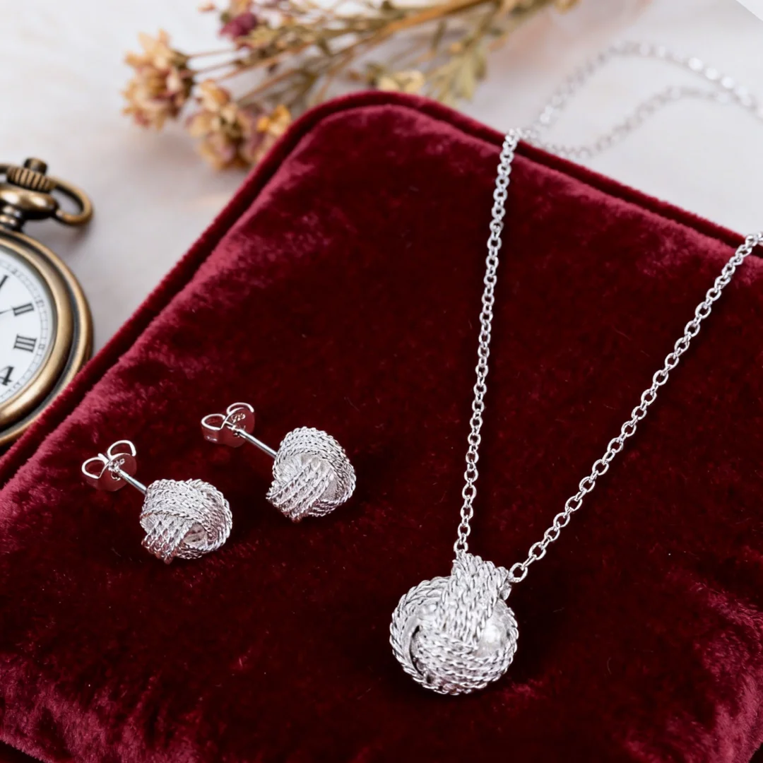 Новые модные украшения из стерлингового серебра 925 пробы: комплект из ожерелья с плетеным шариком и серег-гвоздиков для женщин, универсальные ювелирные наборы для уличного стиля, свадебные подарки.
Новые модные украшения из стерлингового серебра 925 пробы: комплект из ожерелья с плетеным шариком и серег-гвоздиков для женщин, универсальные ювелирные наборы для уличного стиля, свадебные подарки.