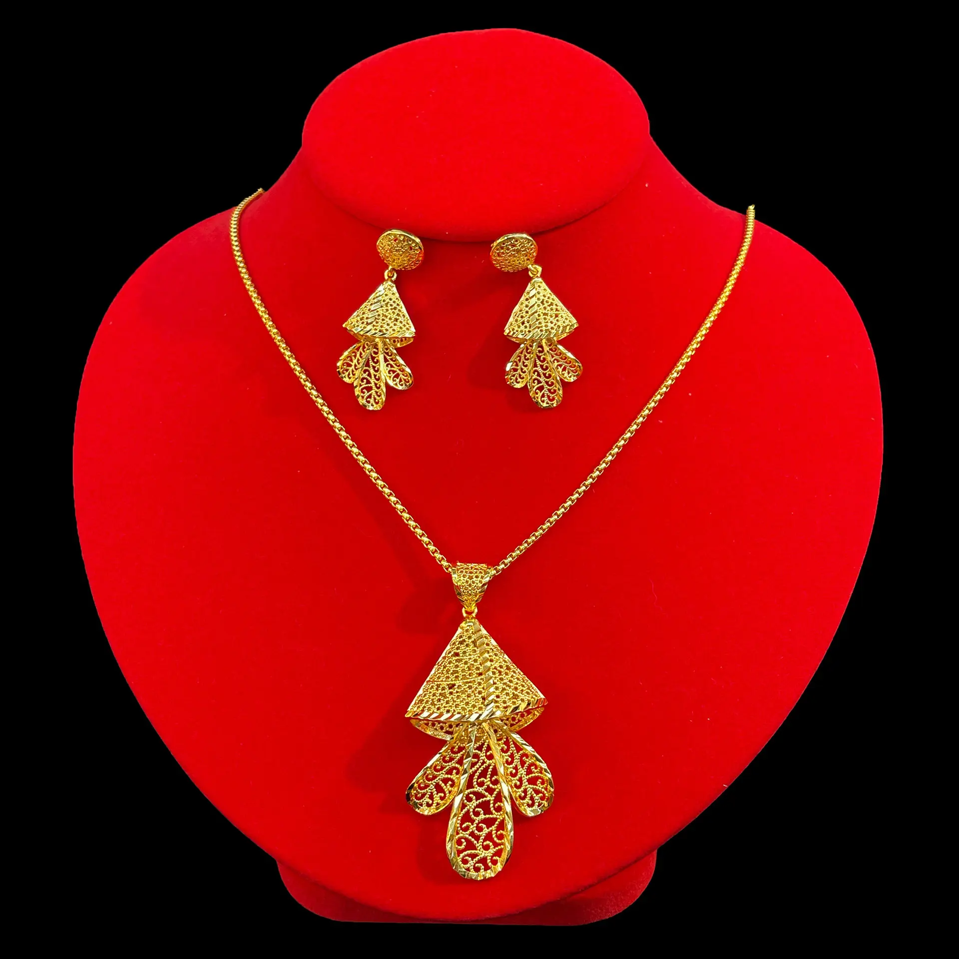 New Fashionable High-End Dubai 24K Gold Plated Necklace and Earrings - Exquisite Wedding Party Jewelry Set for Lovers 777
New Fashionable High-End Dubai 24K Gold Plated Necklace and Earrings - Exquisite Wedding Party Jewelry Set for Lovers 777