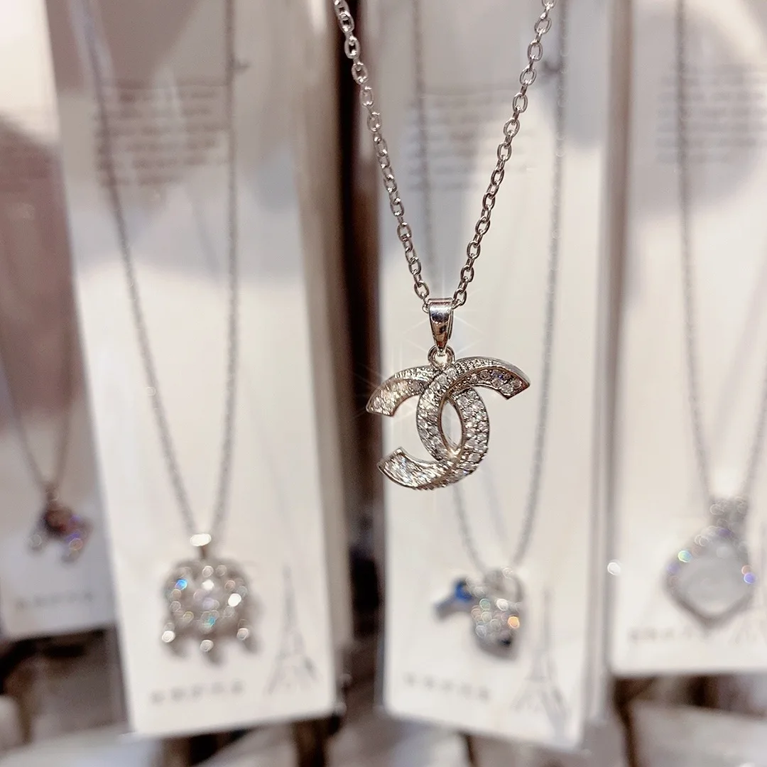 Interlocking Double C Pendant Necklace For Women Sparkling Full Stone Inlaid Dainty Link Chain Daily Wear Elegant Fashion Jewelry Gift
Interlocking Double C Pendant Necklace For Women Sparkling Full Stone Inlaid Dainty Link Chain Daily Wear Elegant Fashion Jewelry Gift