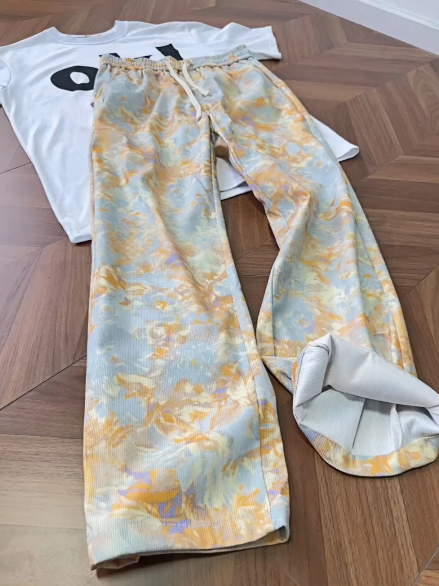 Вельветовые прямые брюки с принтом тай-дай, мужские осенние винтажные американские утягивающие ножи, повседневные брюки, модные молодежные брюки...
Вельветовые прямые брюки с принтом тай-дай, мужские осенние винтажные американские утягивающие ножи, повседневные брюки, модные молодежные брюки...