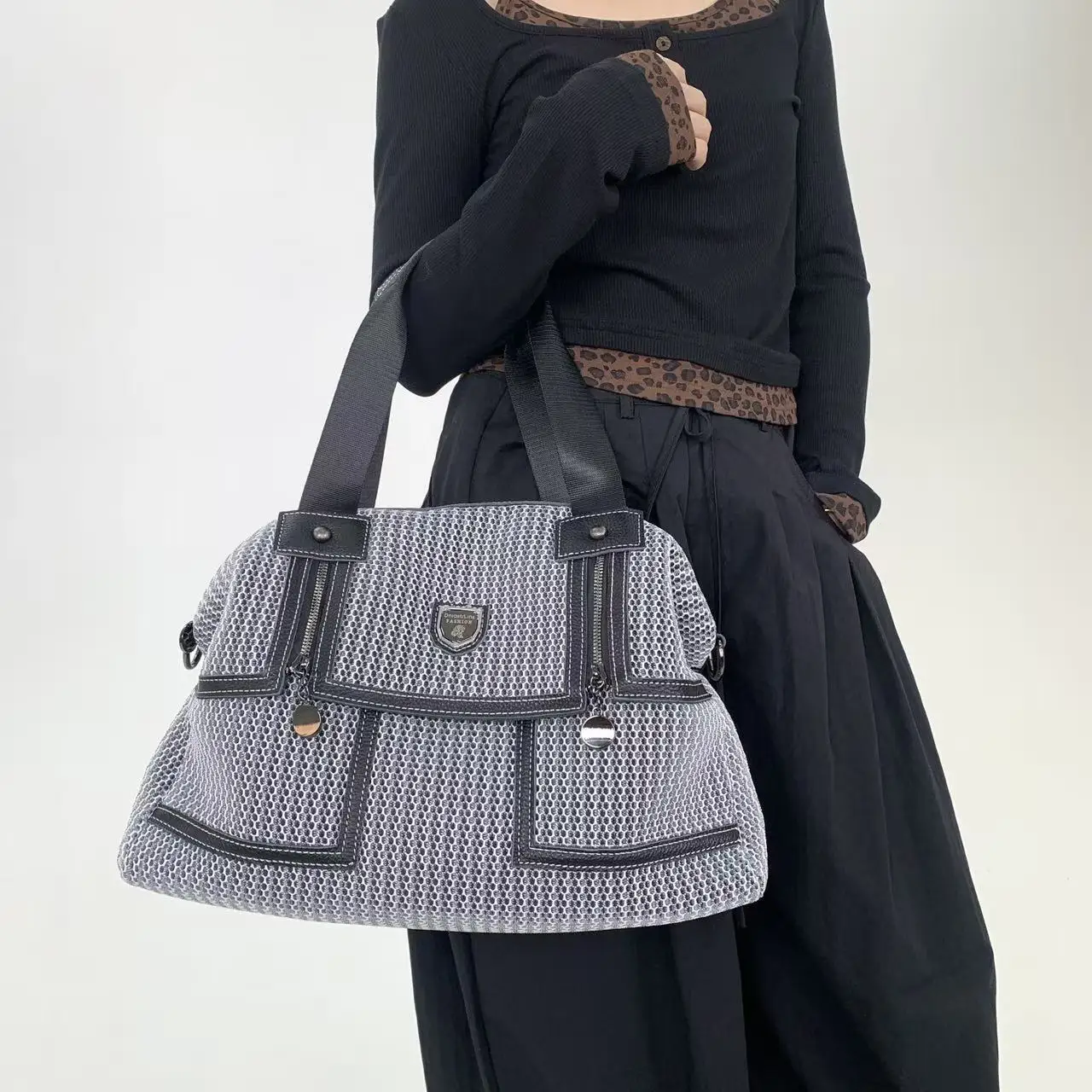 Y2K Women's Street Mesh Splicing Tote Bag Large Capacity Retro Personalized Single Shoulder Crossbody Bag
Y2K Women's Street Mesh Splicing Tote Bag Large Capacity Retro Personalized Single Shoulder Crossbody Bag